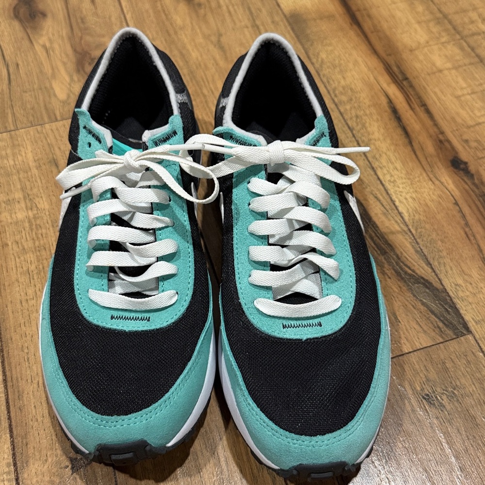 Nike Teal and Black Athletic Shoes - Picture 2 of 6